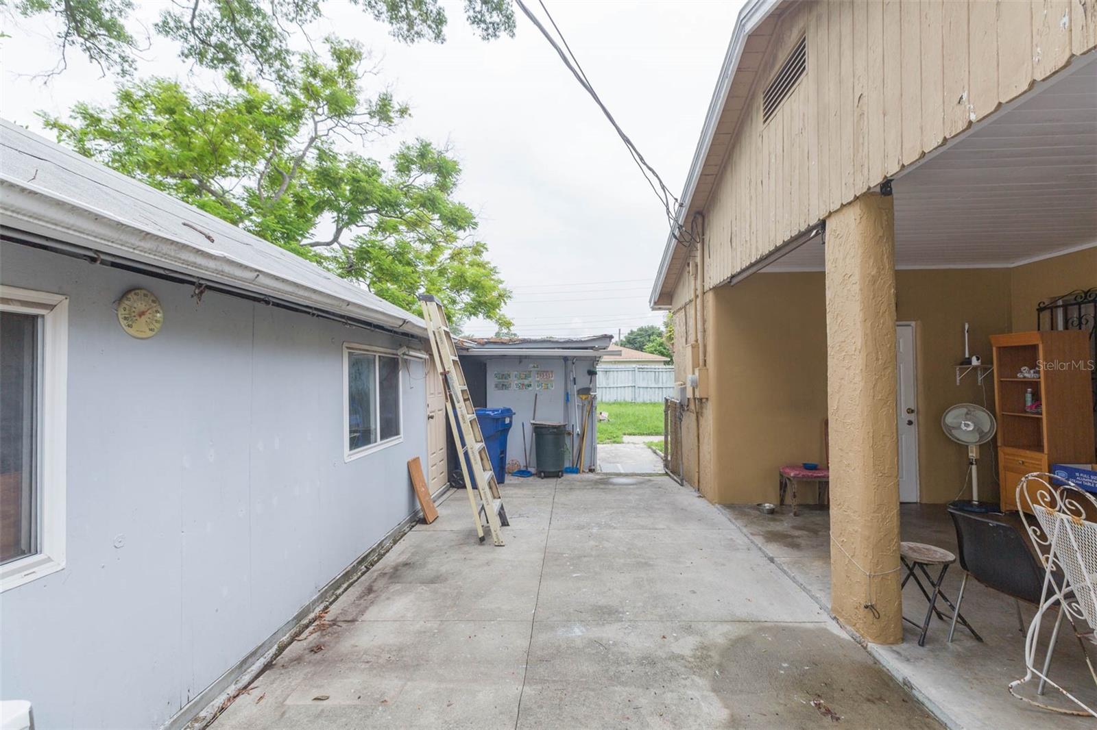 Listing photo id 24 for 2703 Saint Joseph Street