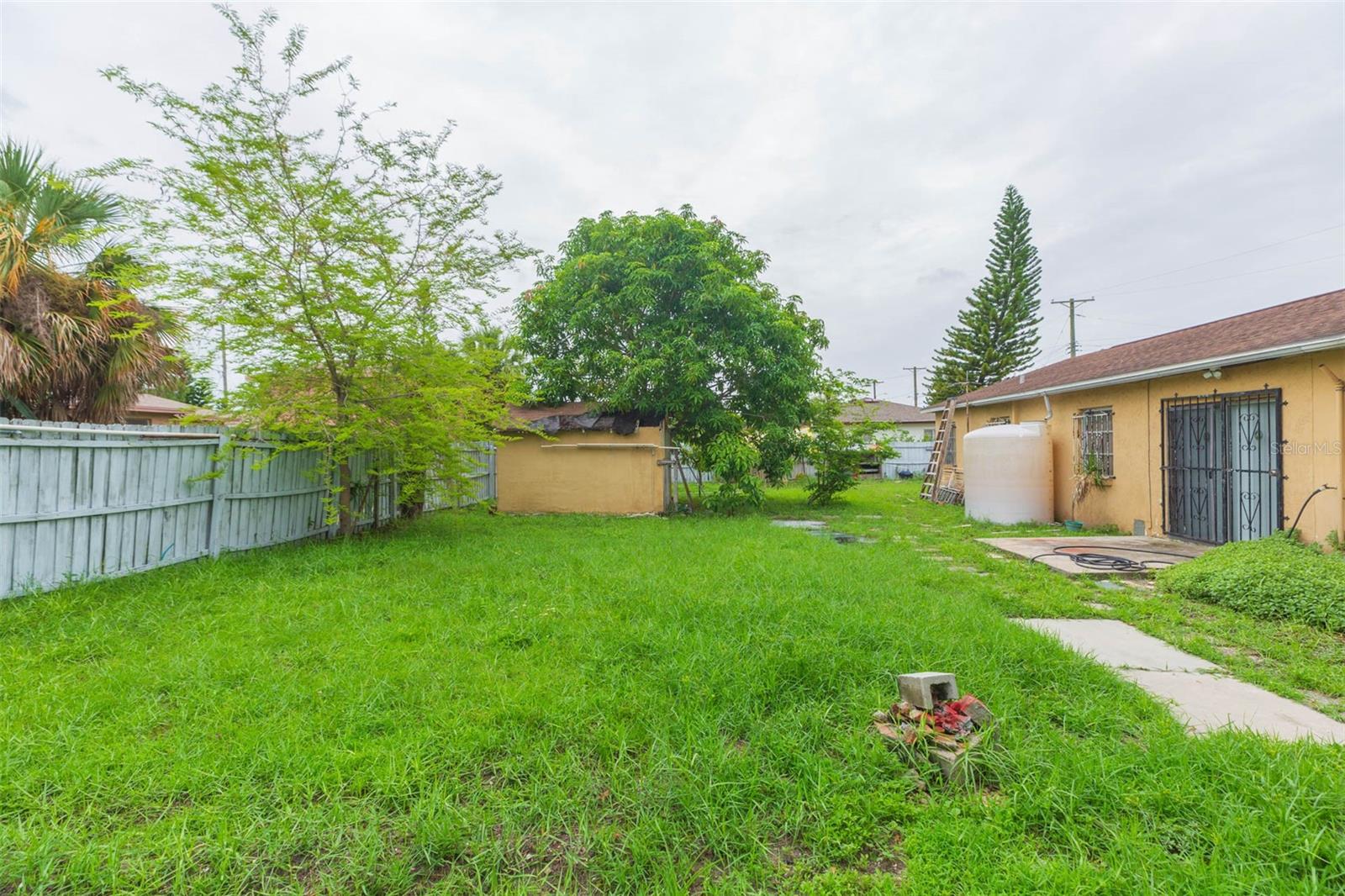 Listing photo id 28 for 2703 Saint Joseph Street