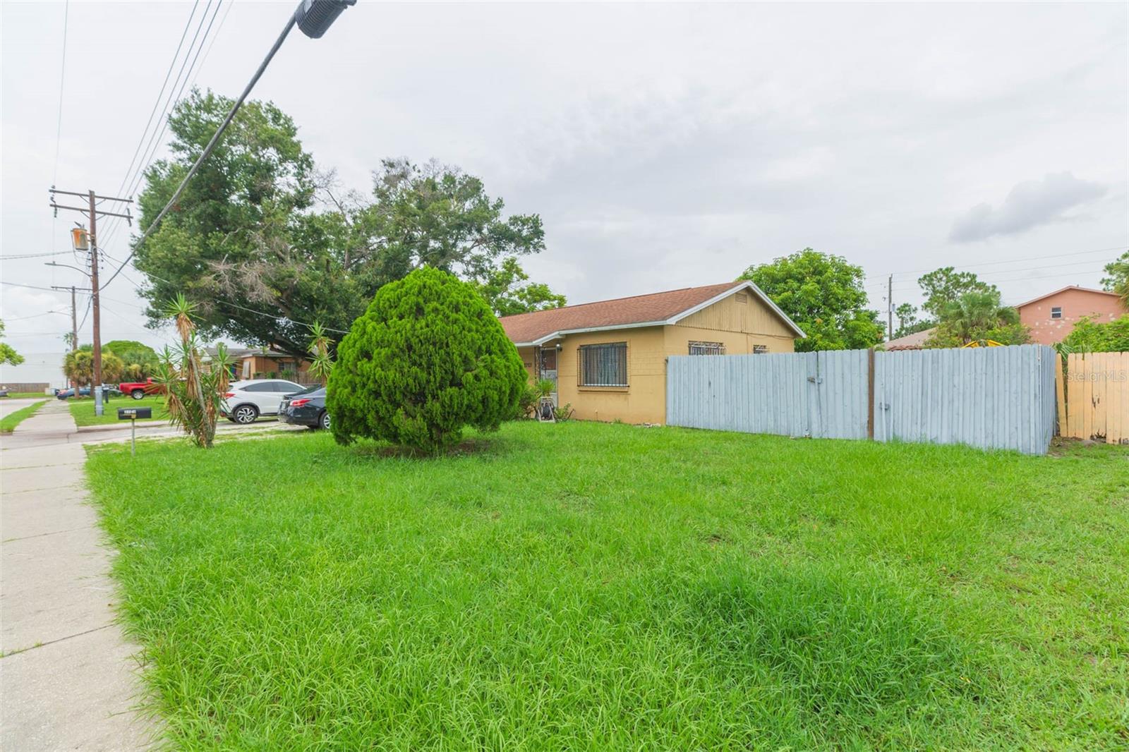 Listing photo id 2 for 2703 Saint Joseph Street