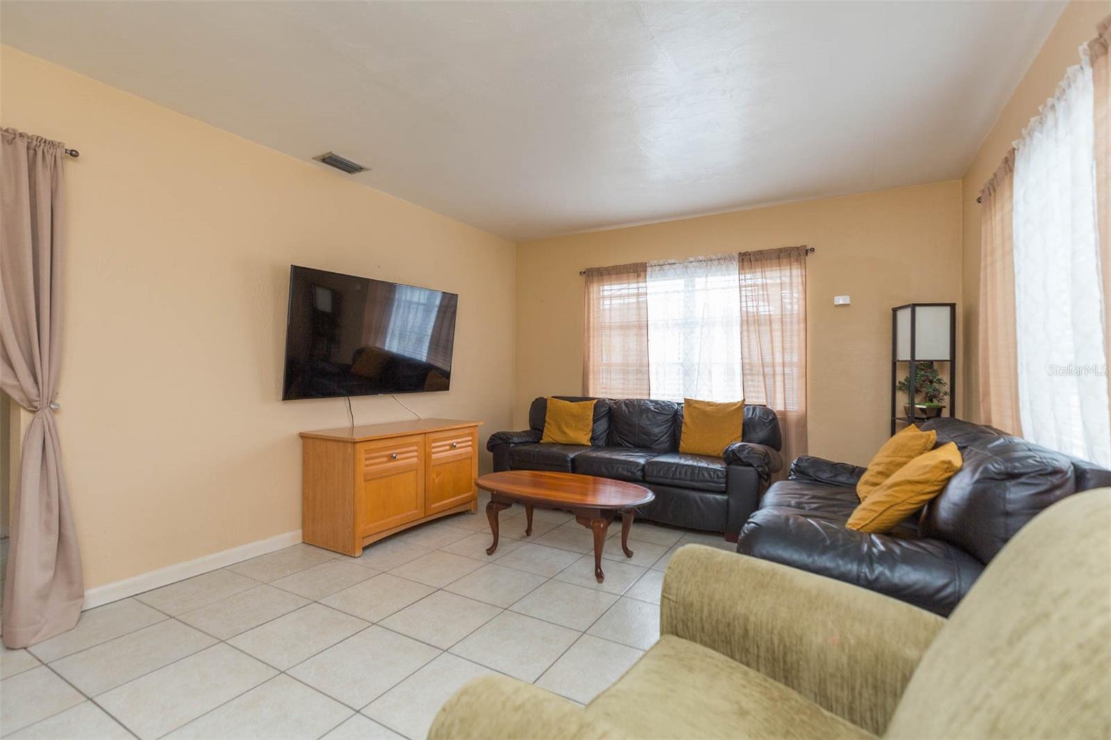 Listing photo id 3 for 2703 Saint Joseph Street