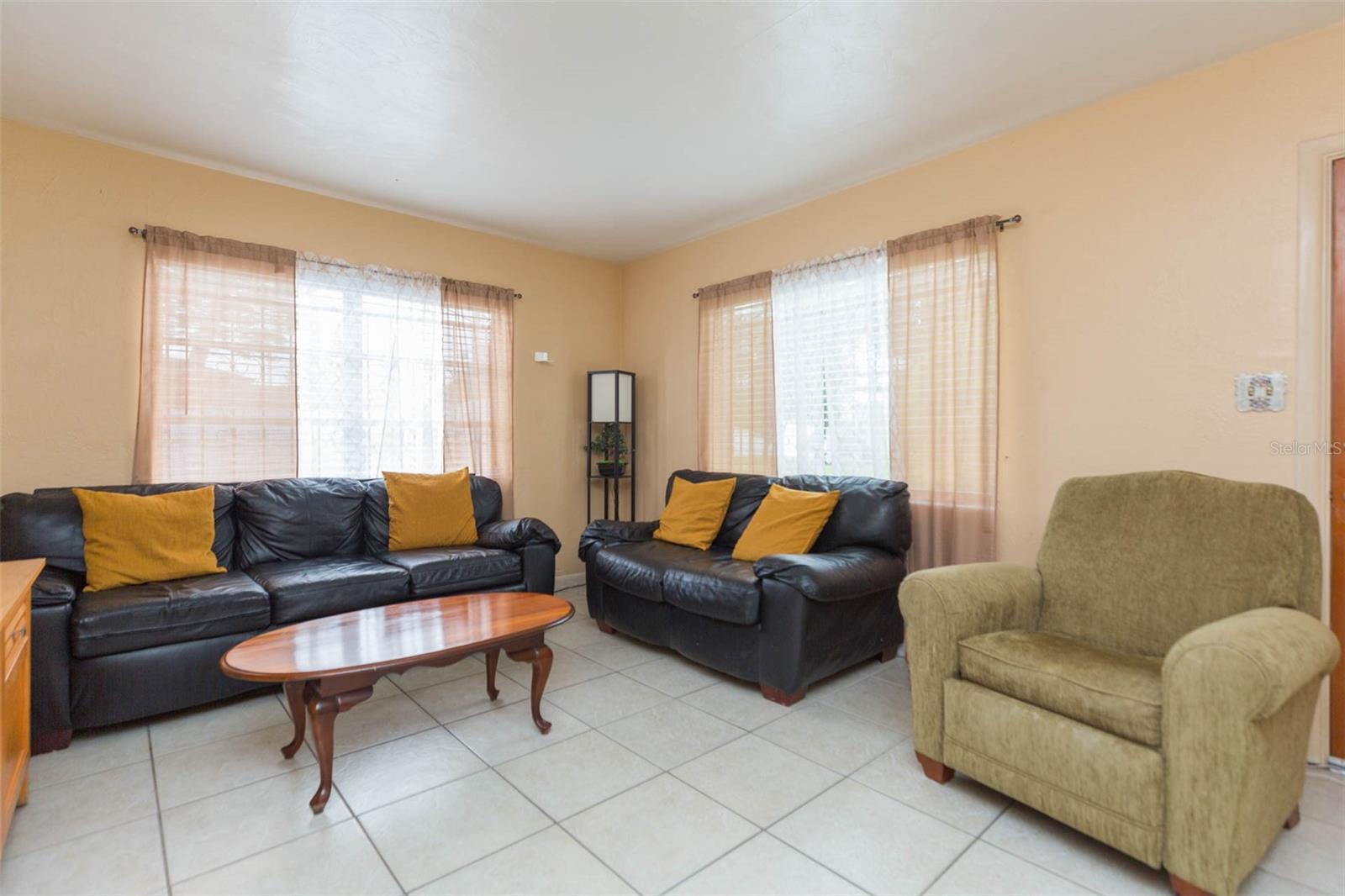 Listing photo id 4 for 2703 Saint Joseph Street