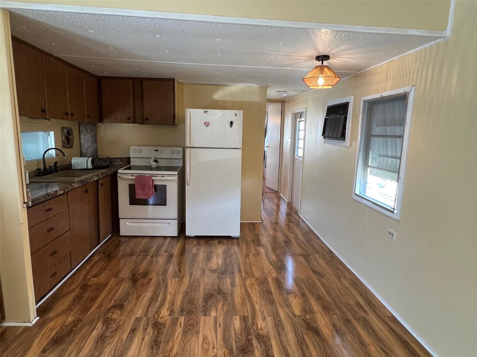 Listing photo id 10 for 12674 Seminole Boulevard C39