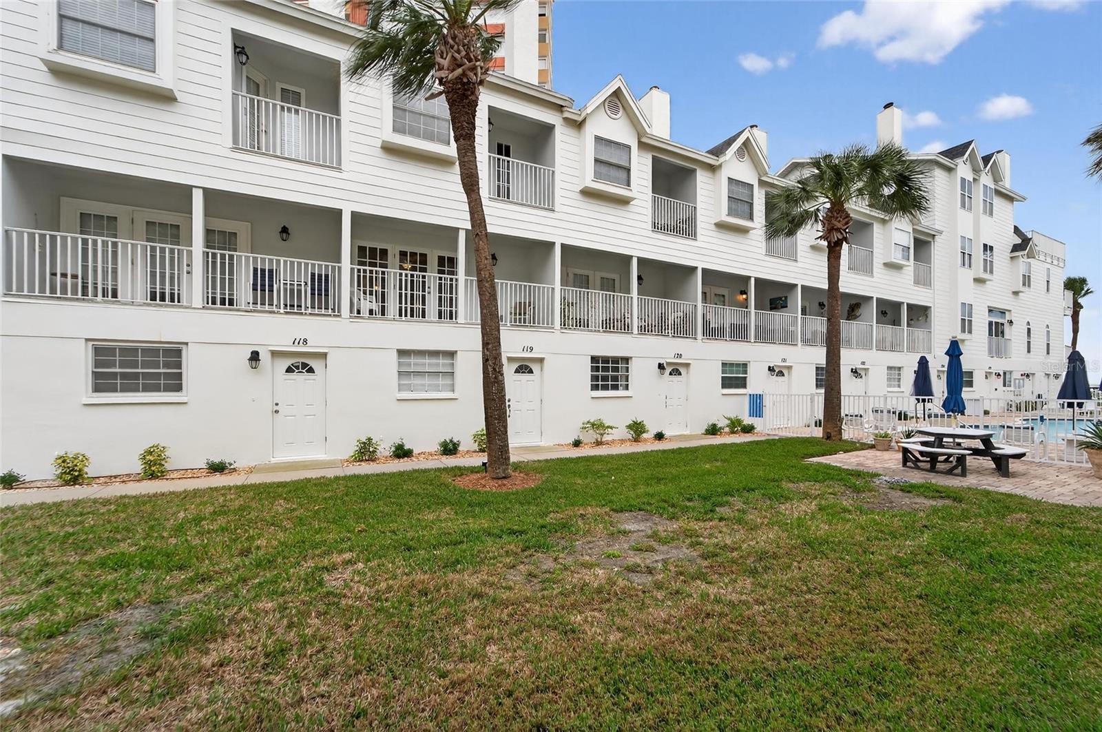 Image 16 of 95 For 17960 Gulf Boulevard 119