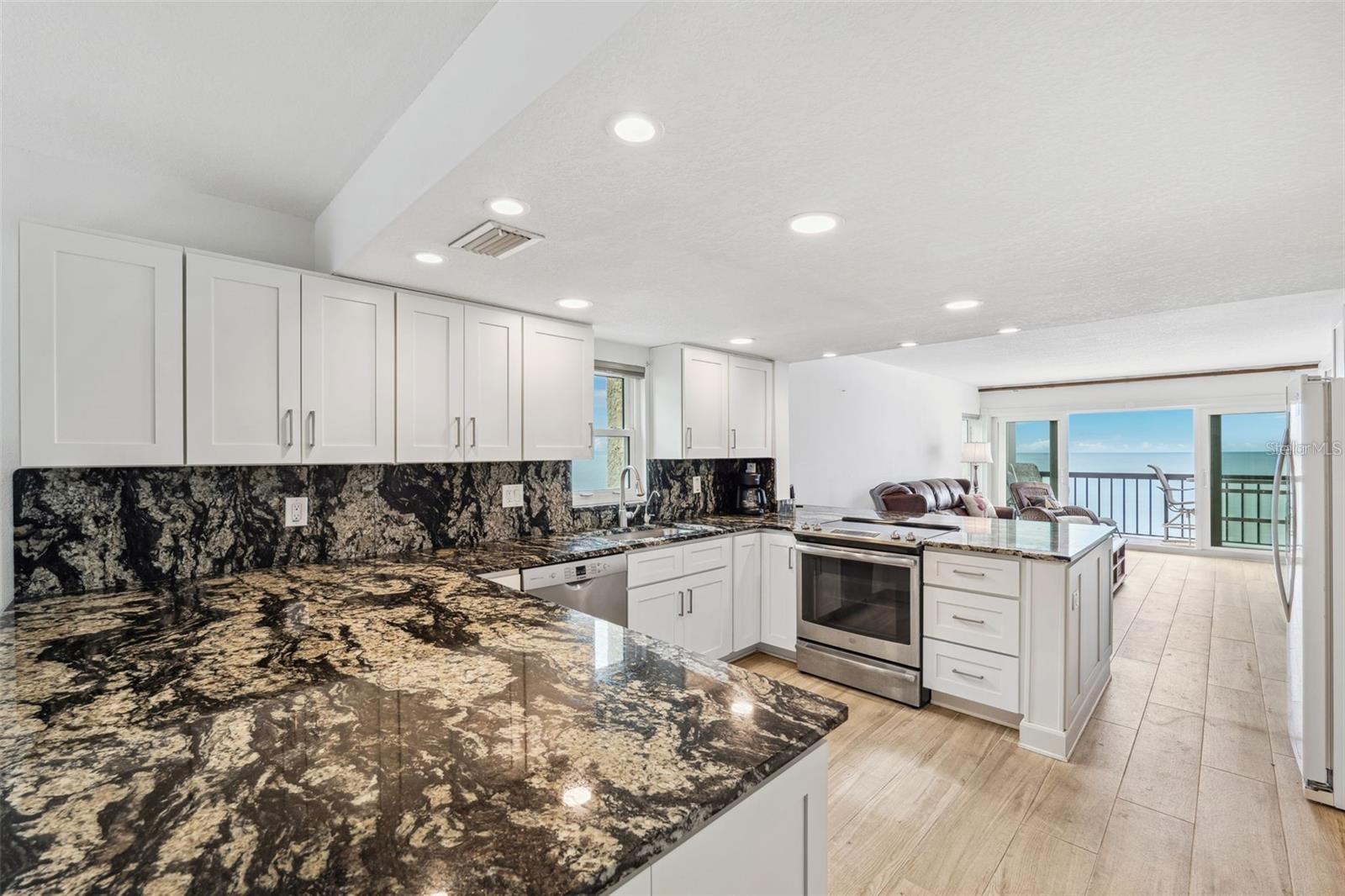 Image 12 of 44 For 19450 Gulf Boulevard 401