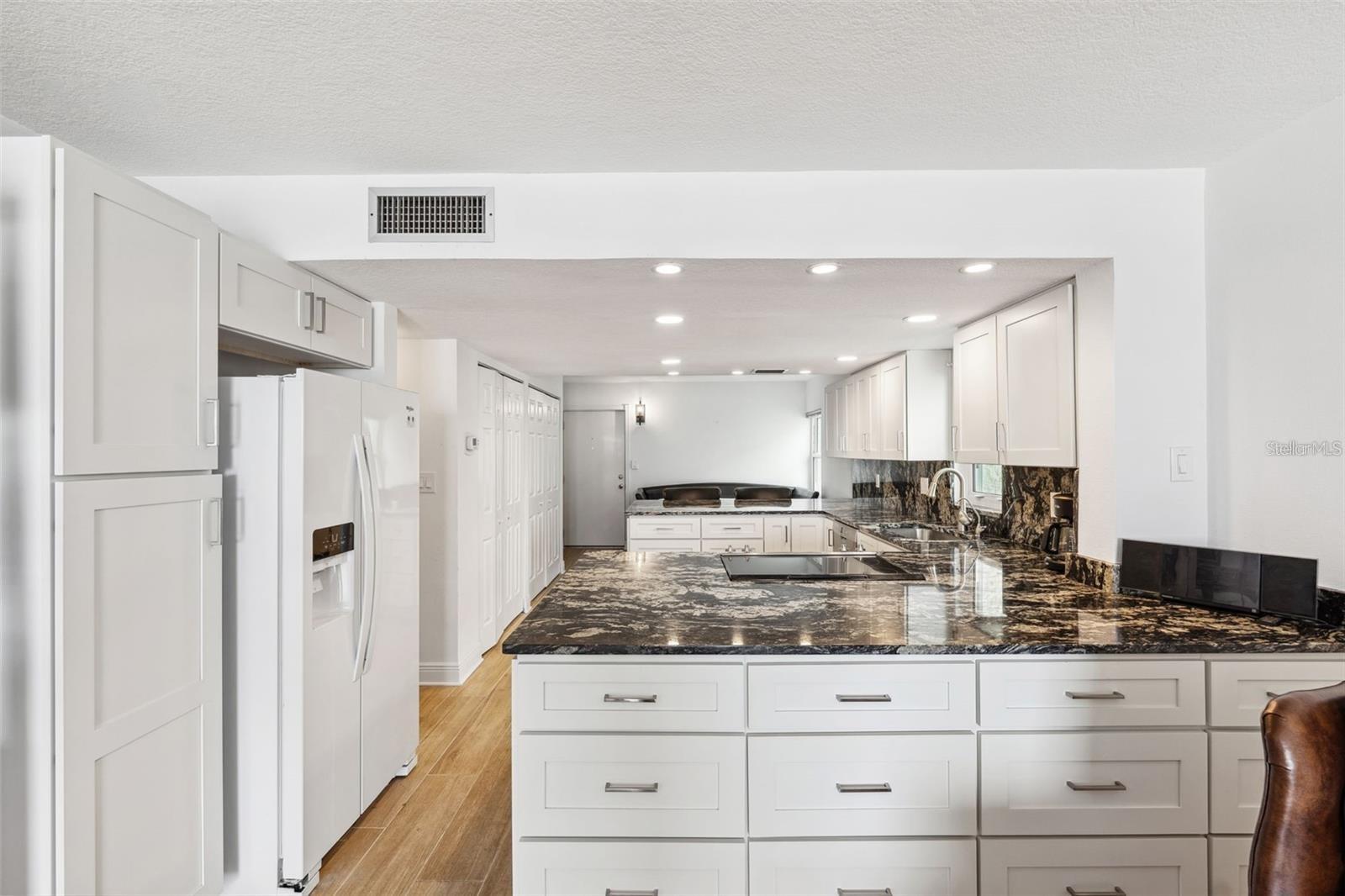 Image 16 of 44 For 19450 Gulf Boulevard 401