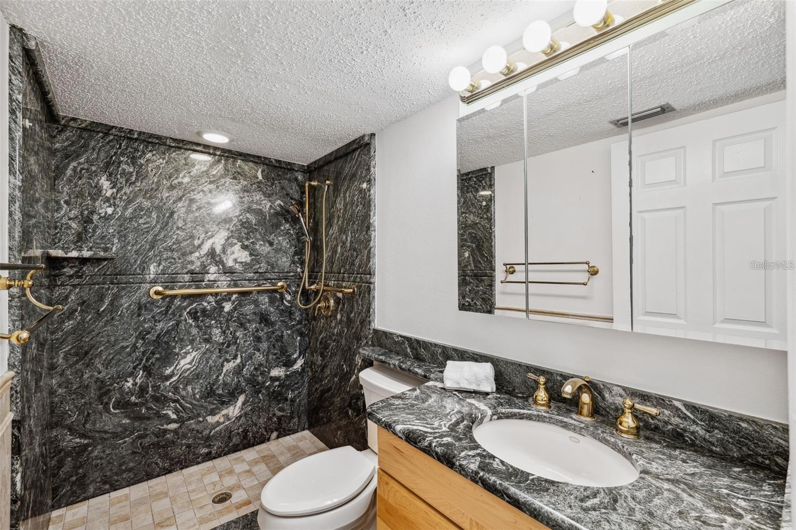 Image 25 of 44 For 19450 Gulf Boulevard 401