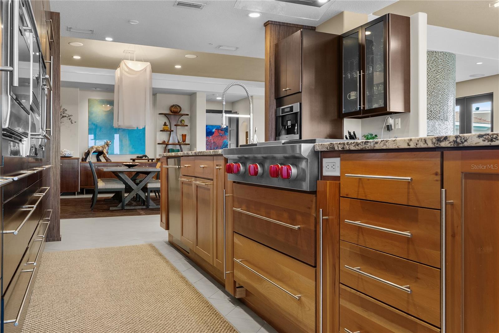 Image 15 of 74 For 40 Bayview Court S 3