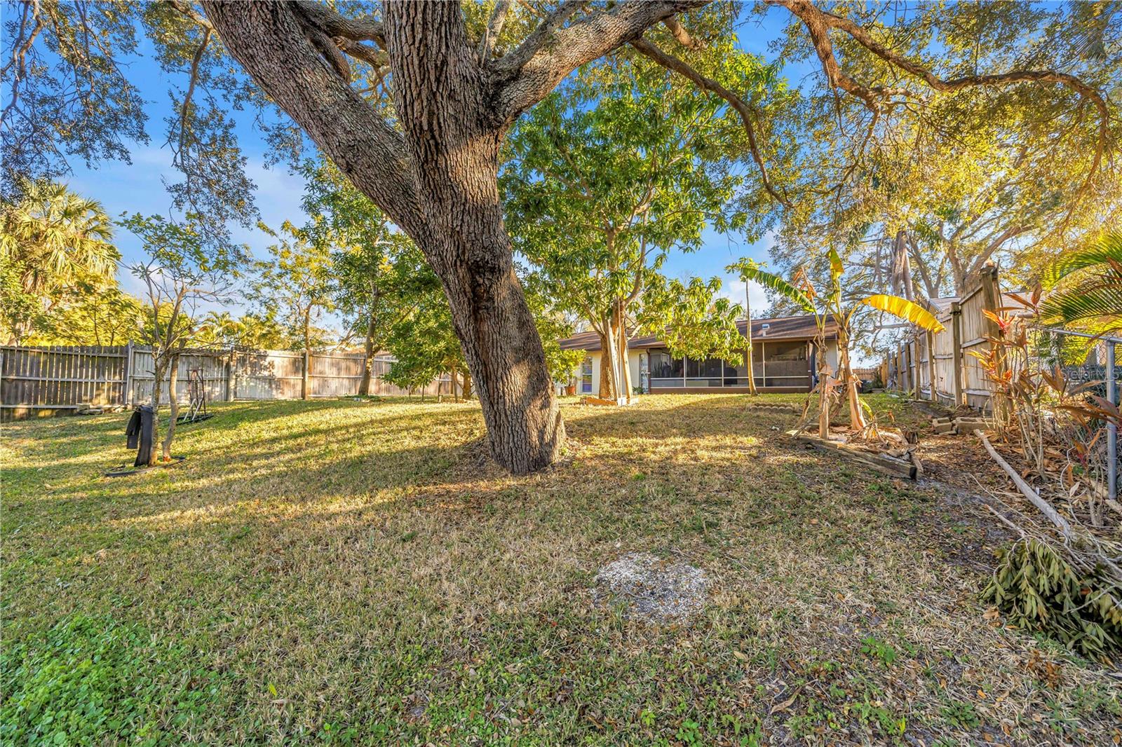 Image 18 of 23 For 6825 Circlecreek Drive