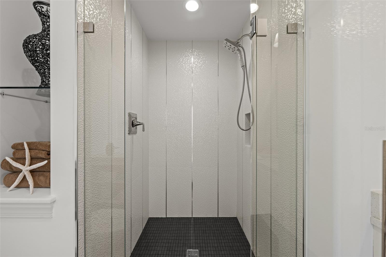 Listing photo id 11 for 509 Bay Street 303