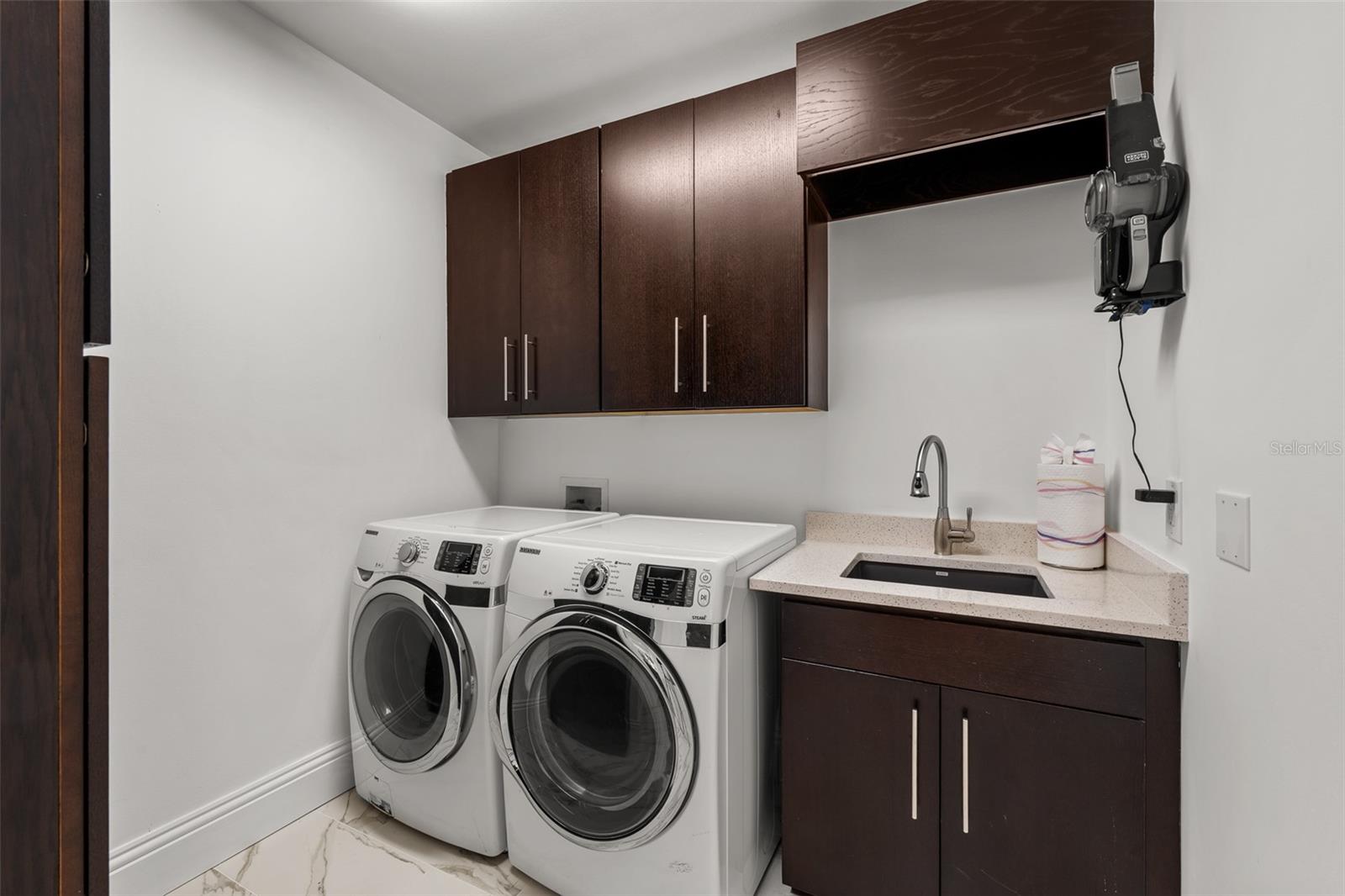 Listing photo id 15 for 509 Bay Street 303