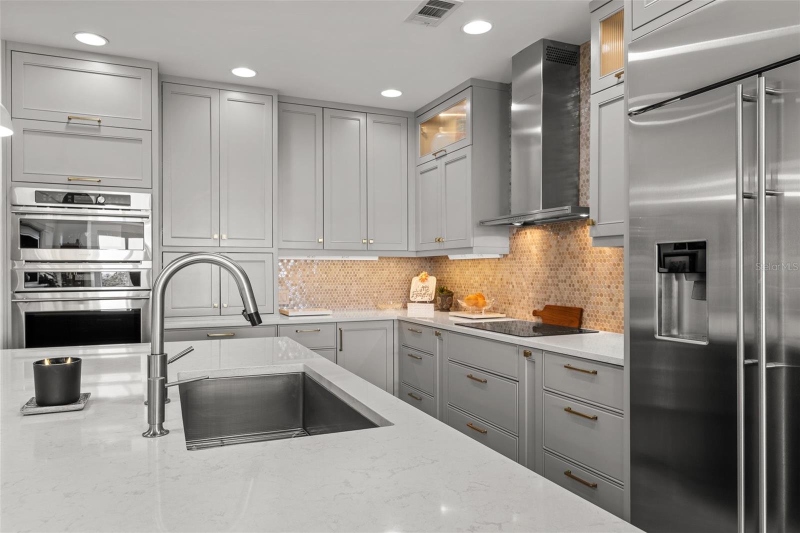 Listing photo id 17 for 509 Bay Street 303