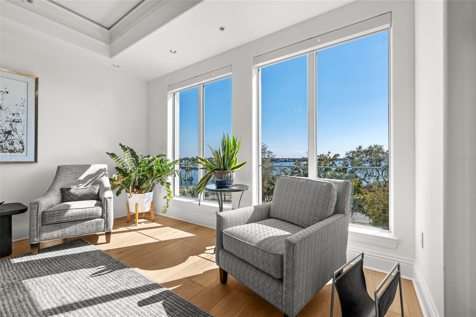 Listing photo id 36 for 509 Bay Street 303