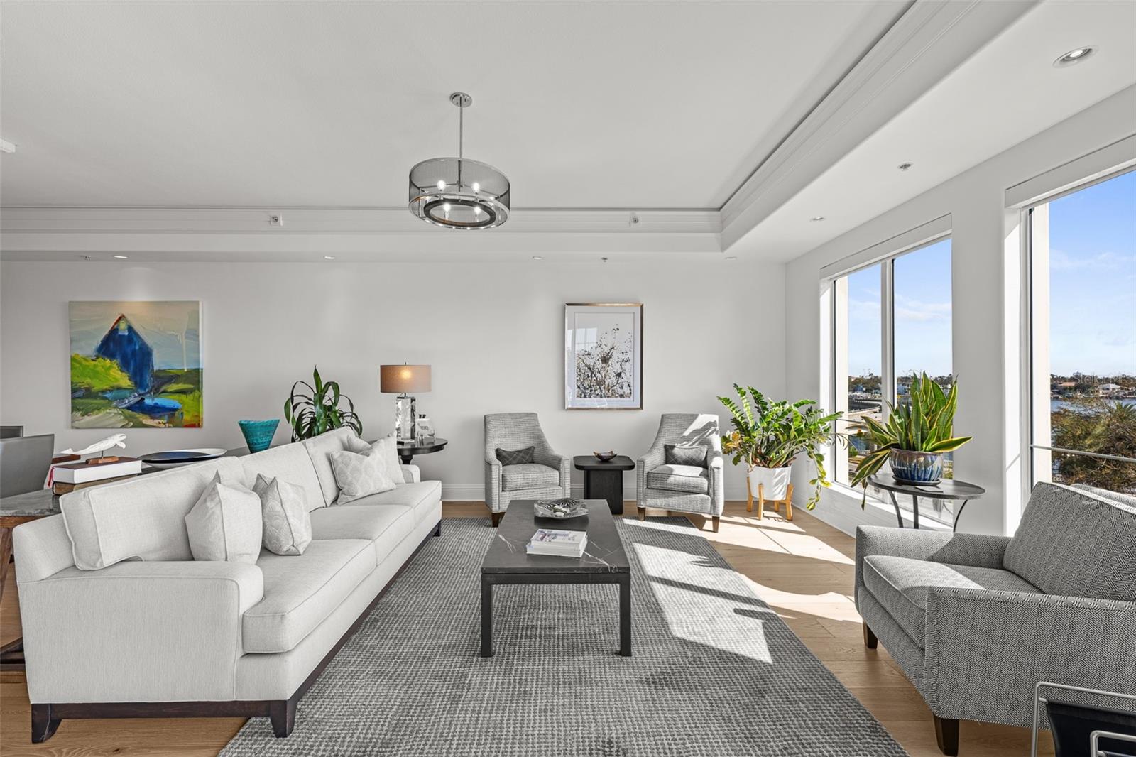 Listing photo id 37 for 509 Bay Street 303