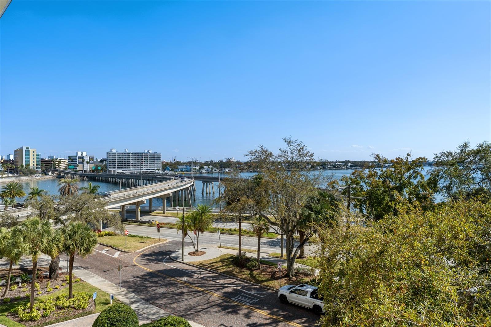 Listing photo id 38 for 509 Bay Street 303