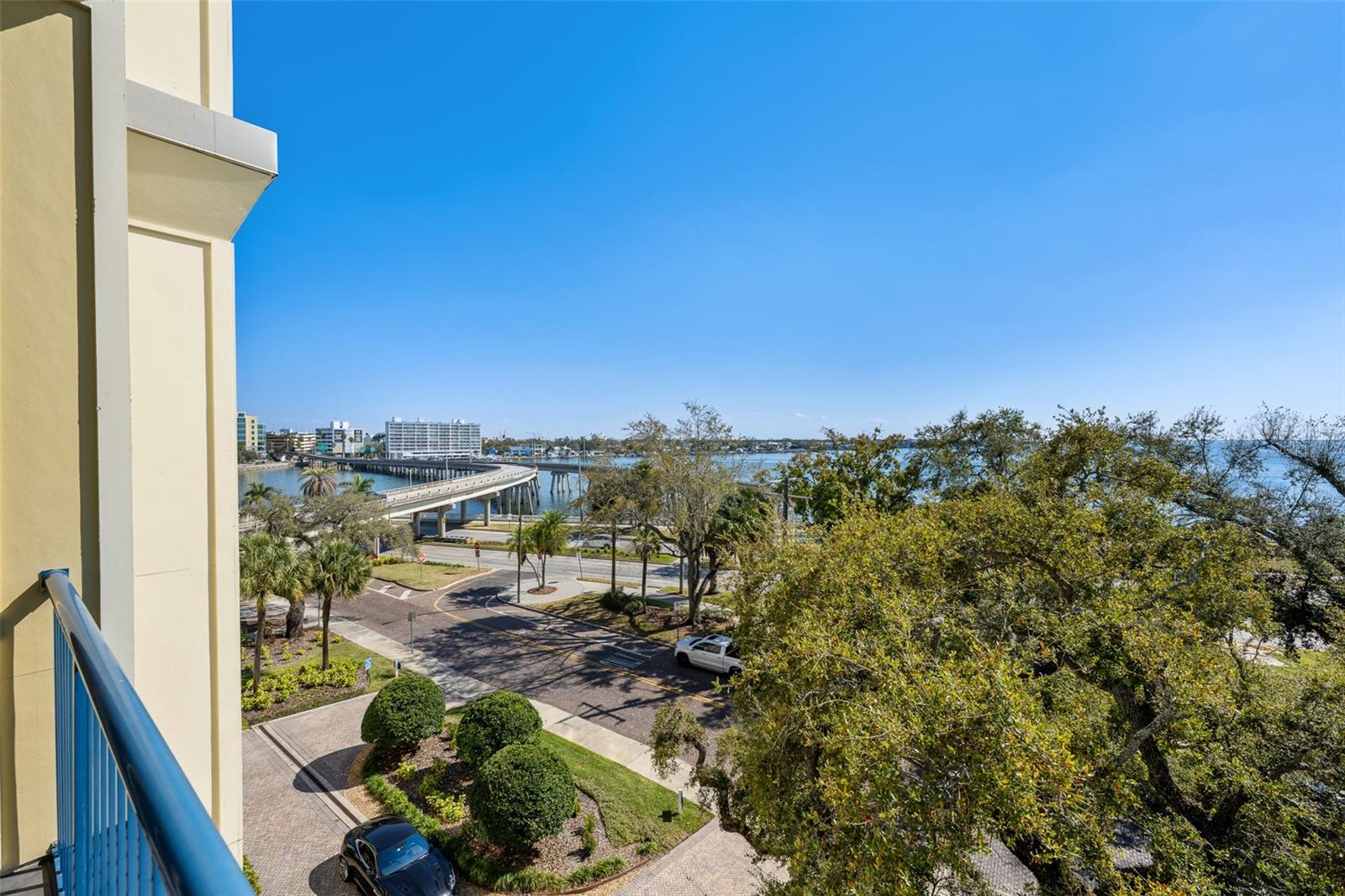 Listing photo id 39 for 509 Bay Street 303
