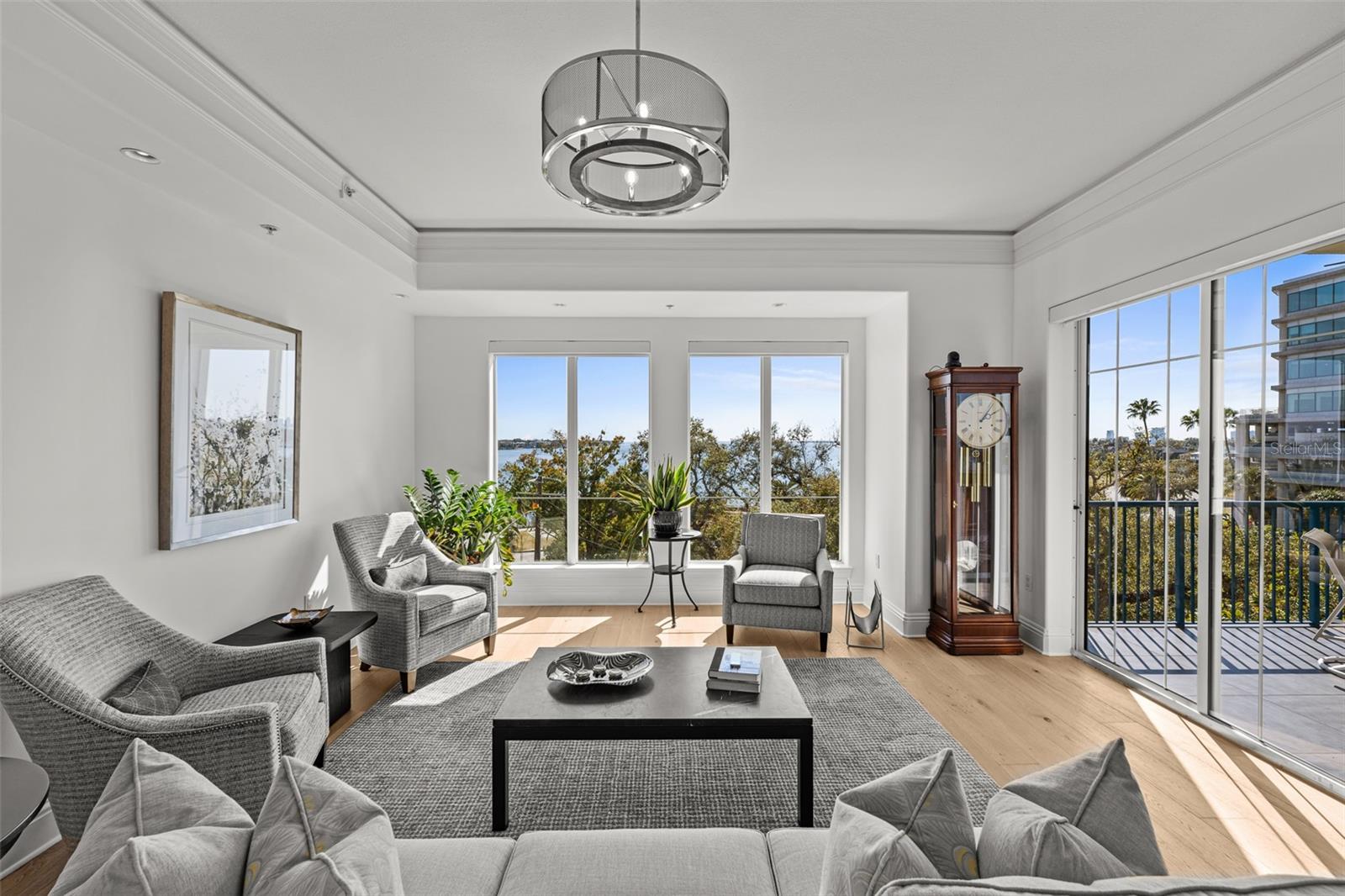 Listing photo id 46 for 509 Bay Street 303