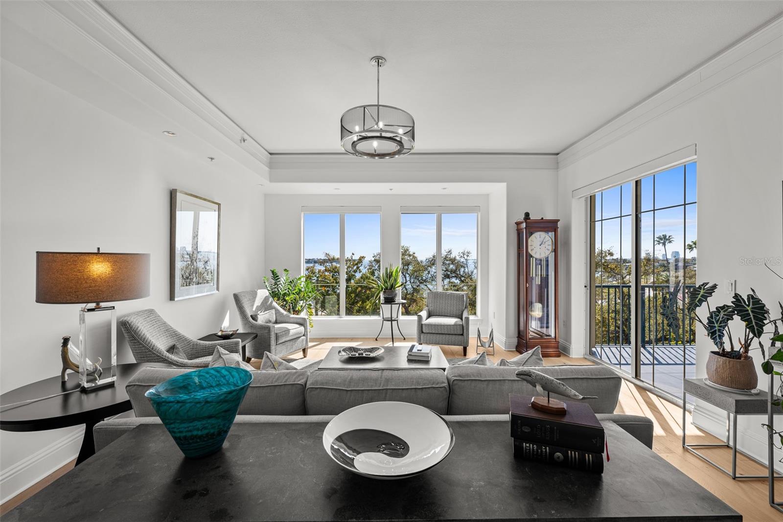 Listing photo id 47 for 509 Bay Street 303