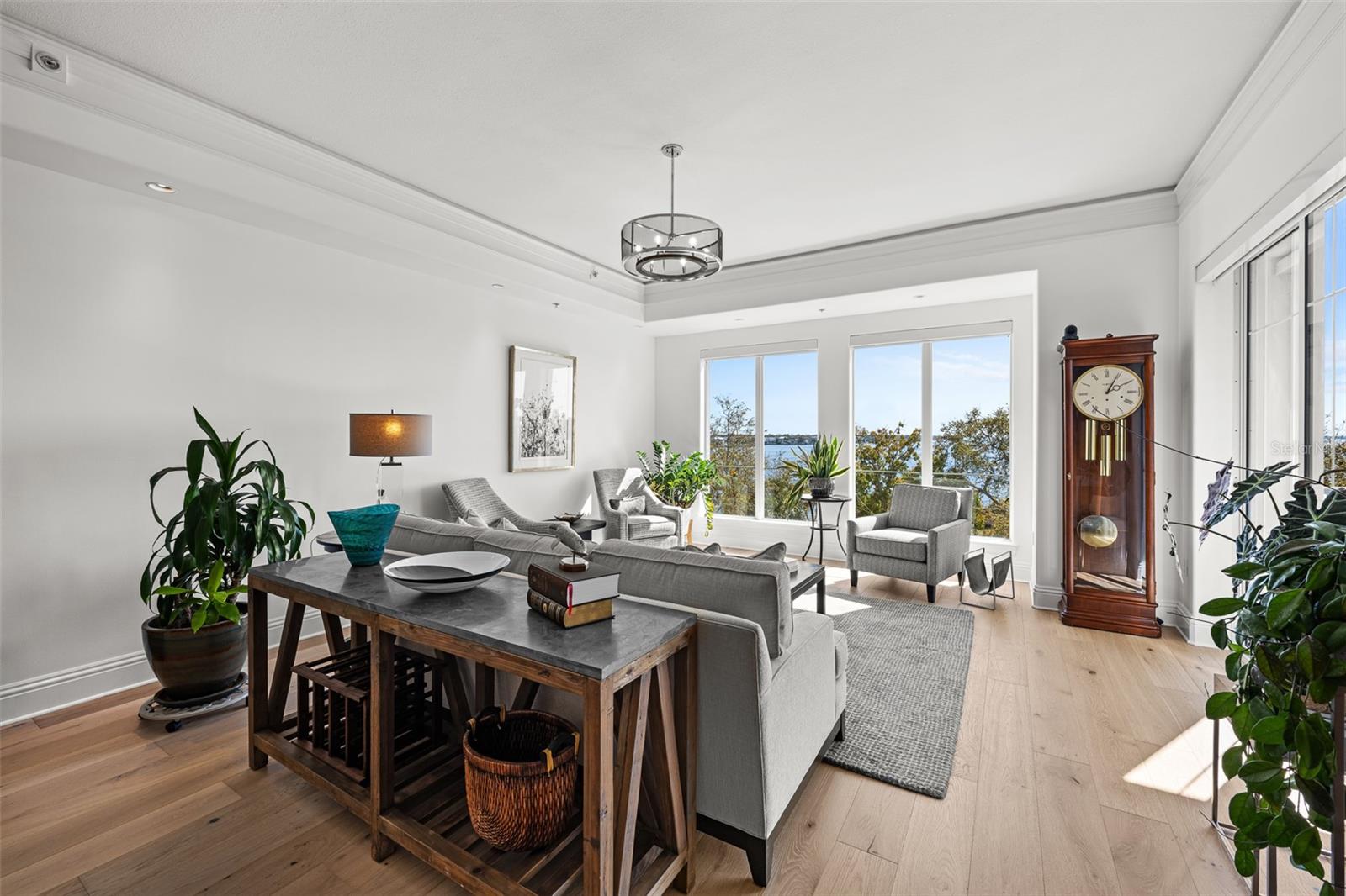 Listing photo id 48 for 509 Bay Street 303