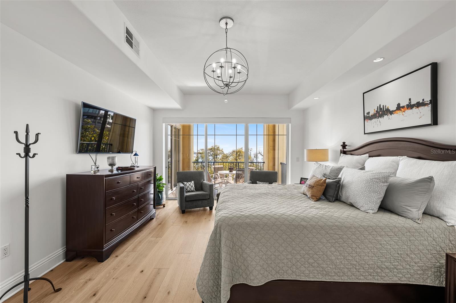 Listing photo id 51 for 509 Bay Street 303