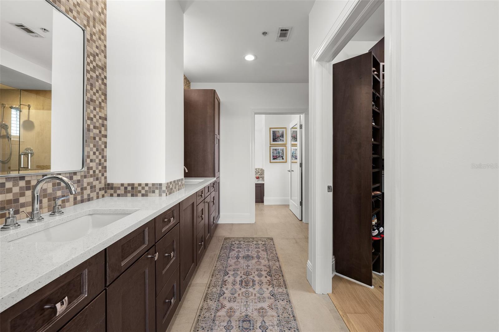 Listing photo id 53 for 509 Bay Street 303