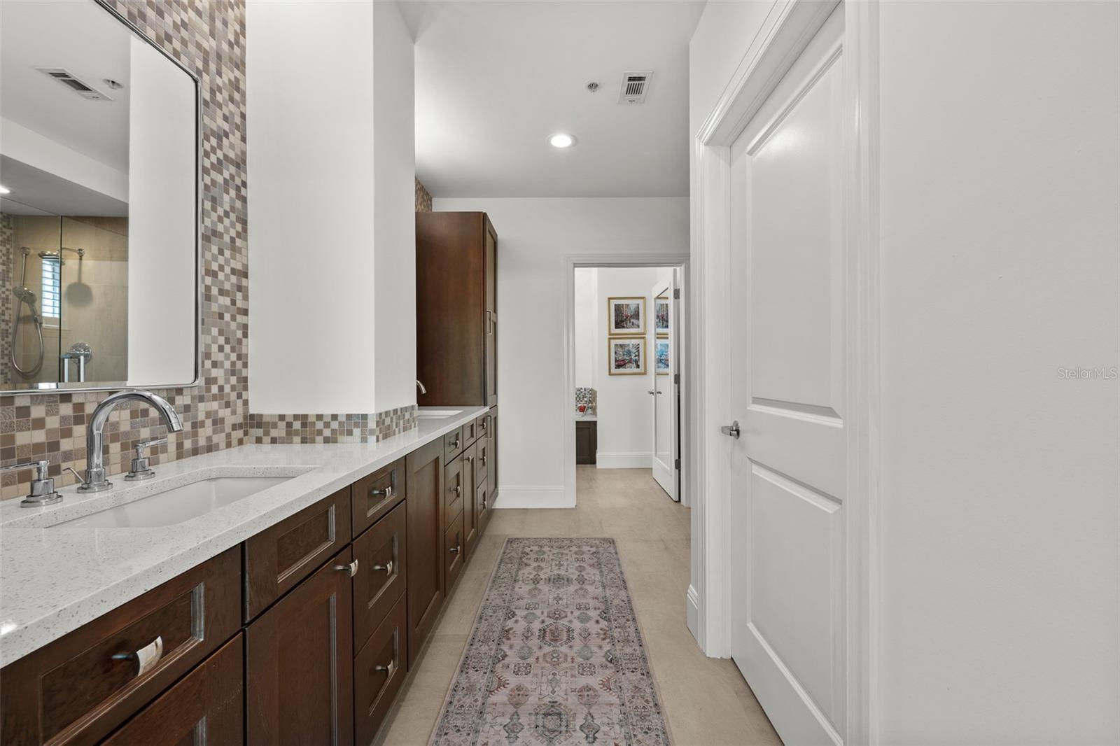 Listing photo id 56 for 509 Bay Street 303