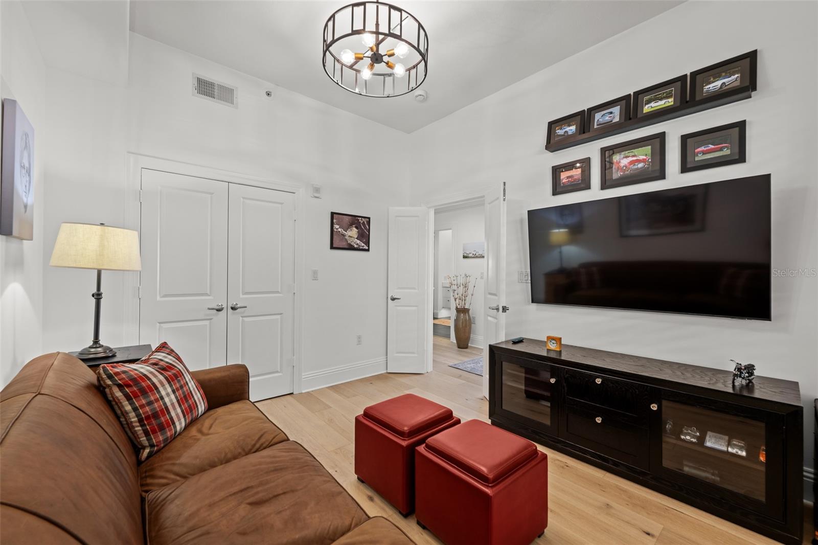 Listing photo id 4 for 509 Bay Street 303