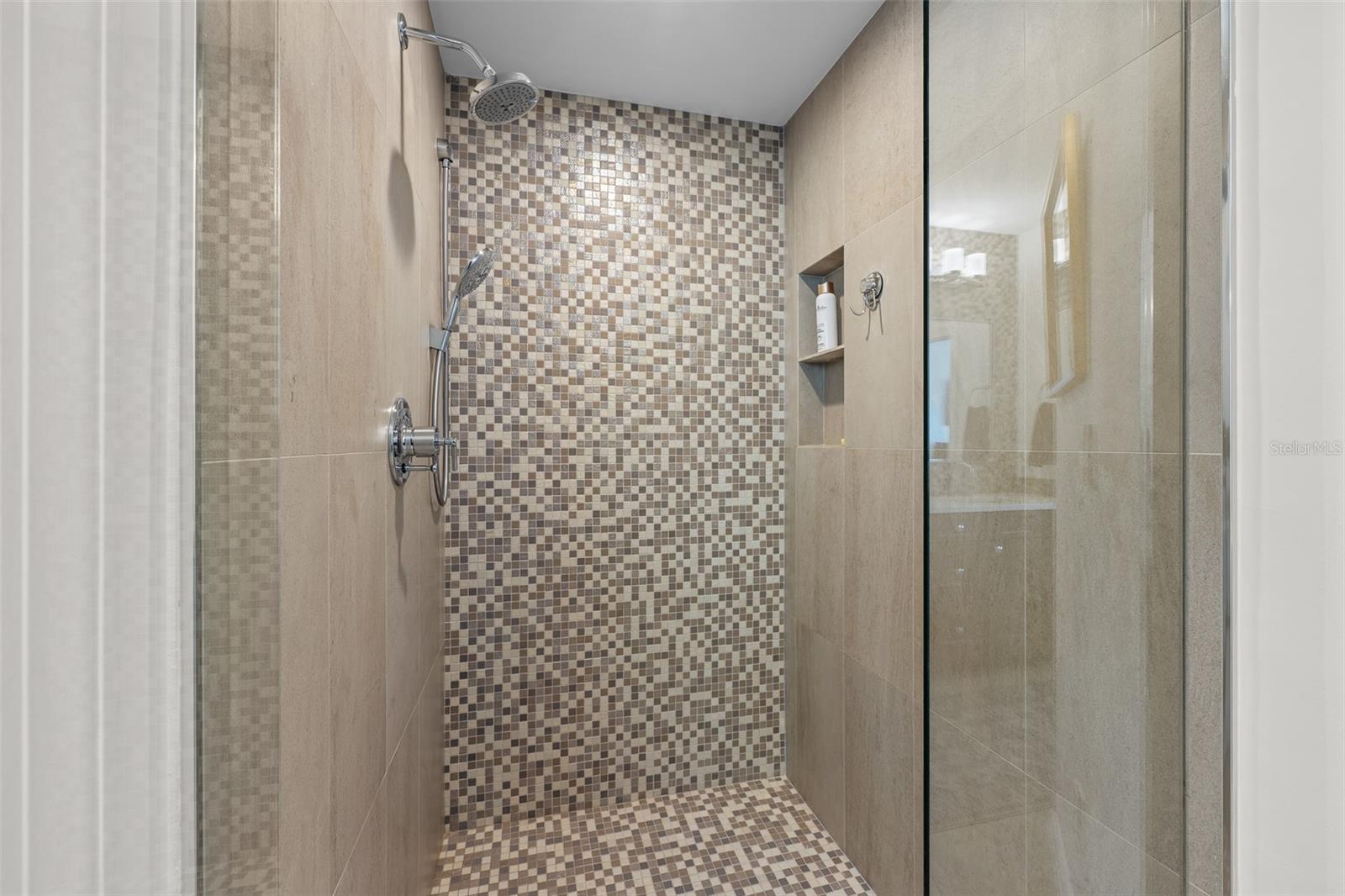 Listing photo id 59 for 509 Bay Street 303