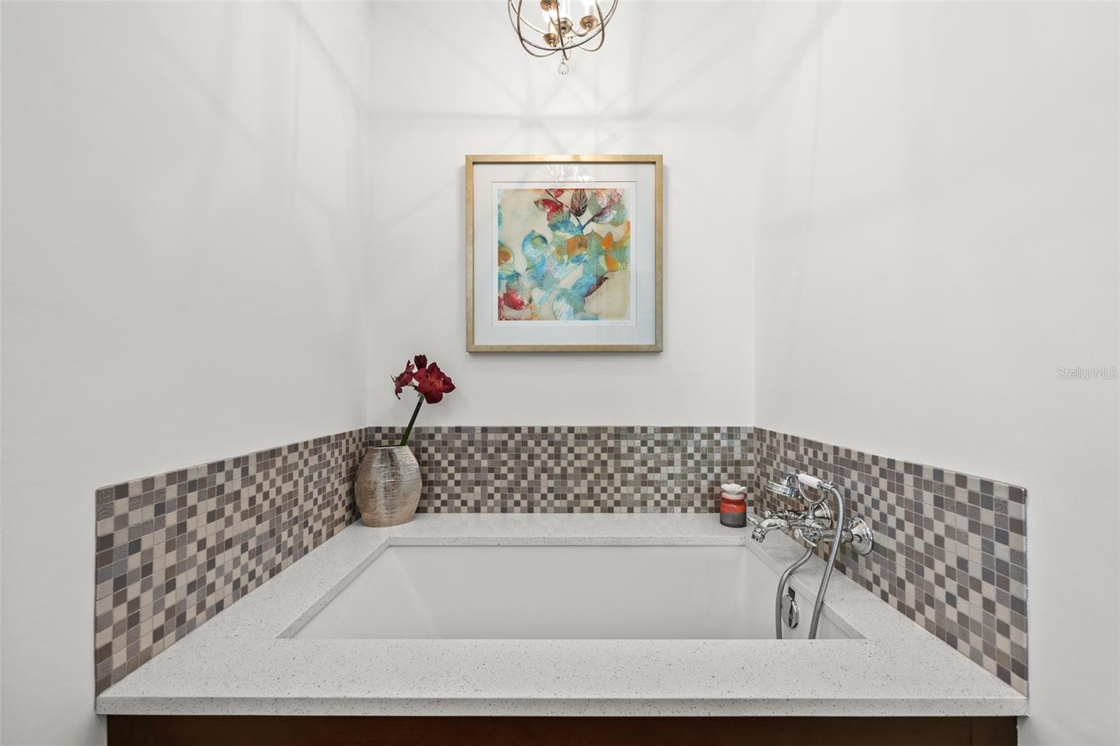 Listing photo id 62 for 509 Bay Street 303