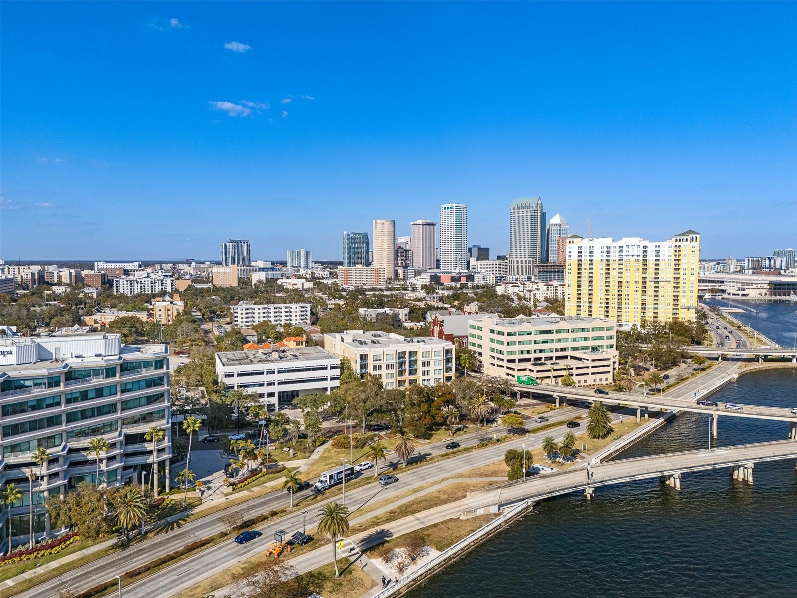 Listing photo id 77 for 509 Bay Street 303