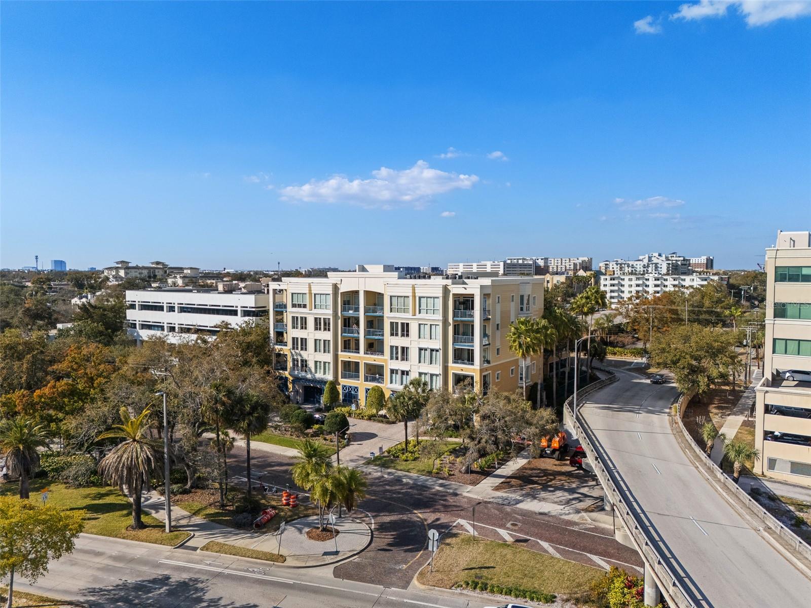 Listing photo id 91 for 509 Bay Street 303