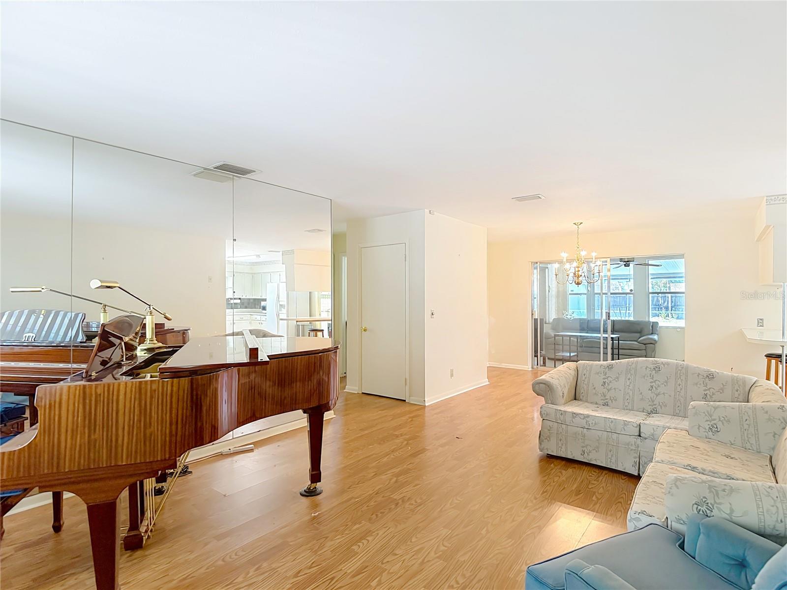 Image 12 of 31 For 11328 Oakleaf Avenue