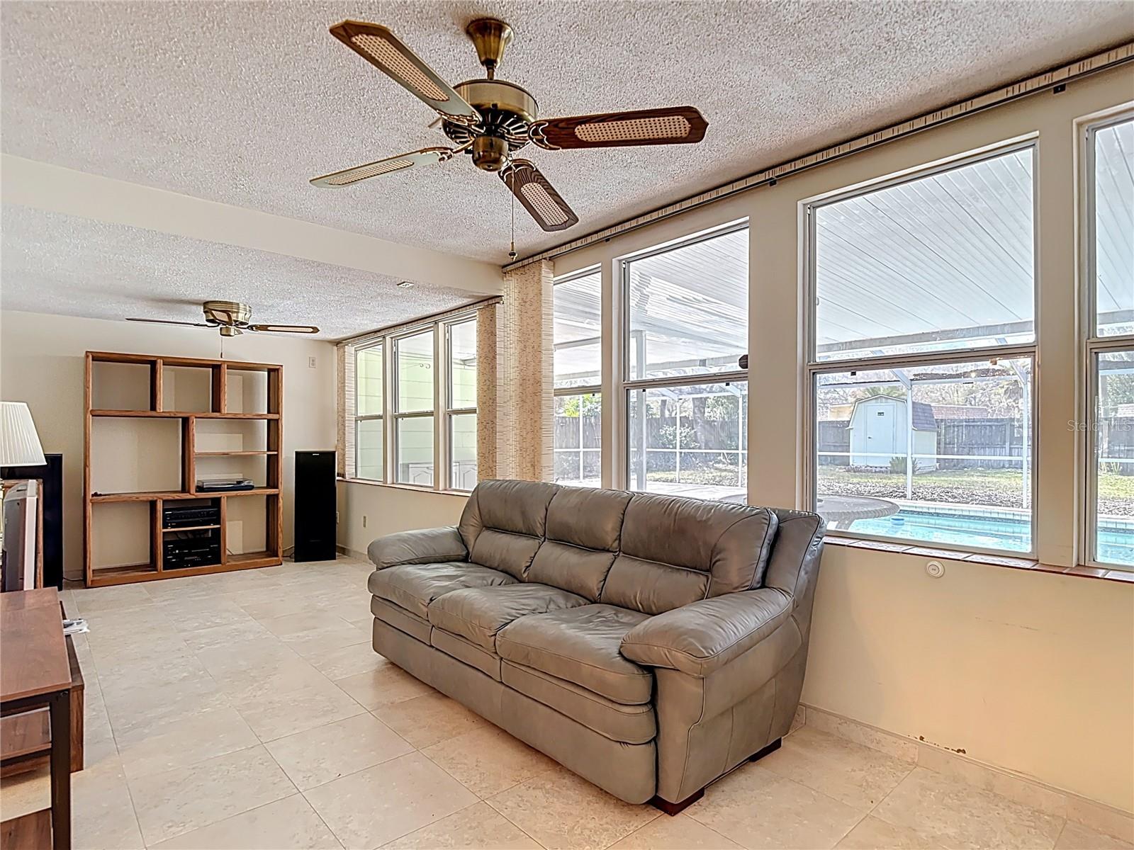 Image 17 of 31 For 11328 Oakleaf Avenue