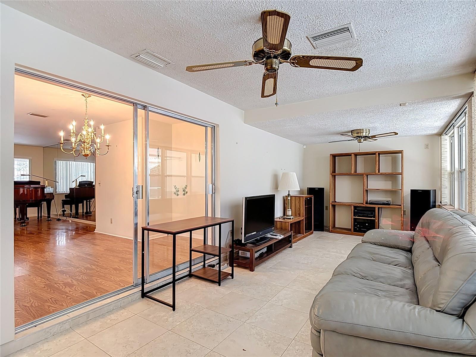 Image 18 of 31 For 11328 Oakleaf Avenue