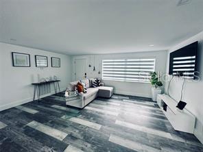 Listing photo id 3 for 5925 Beverly Drive