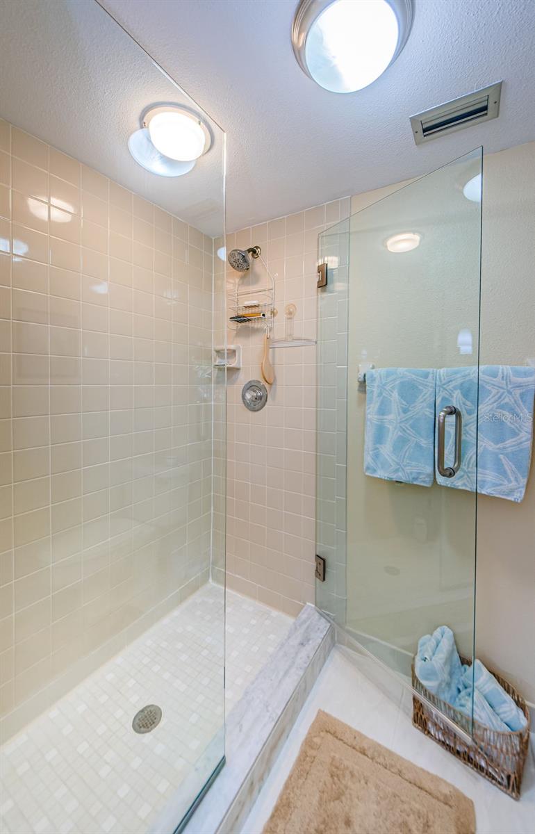 Image 23 of 41 For 2700 Bayshore Boulevard 11307