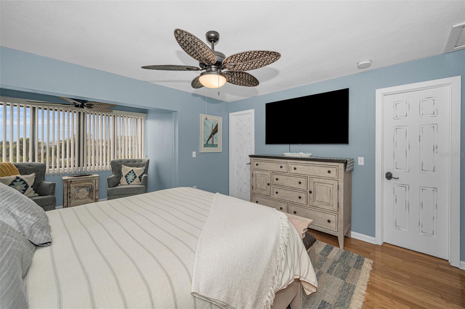 Listing photo id 39 for 1 Windrush Boulevard 51