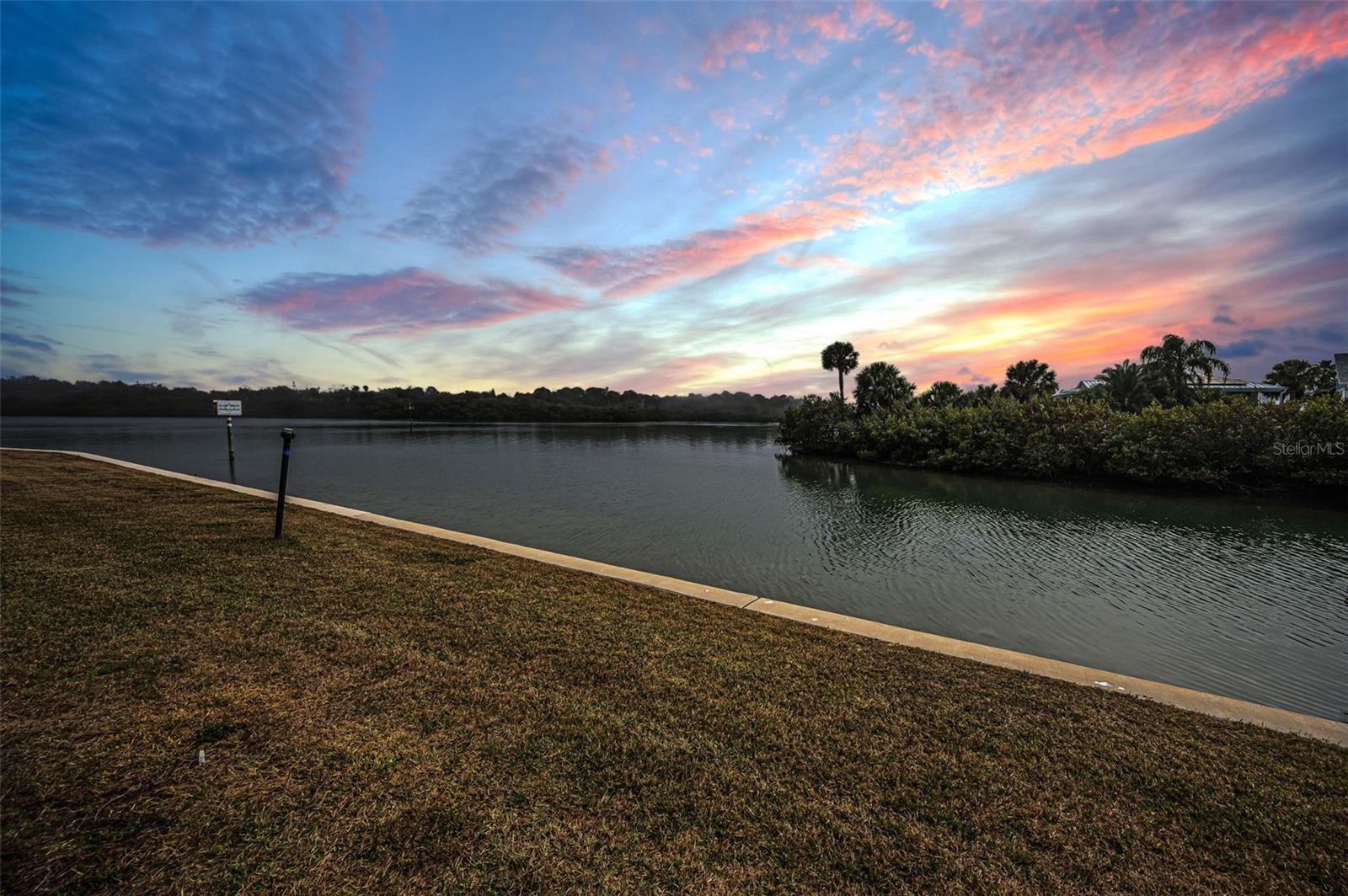 Listing photo id 7 for 1 Windrush Boulevard 51