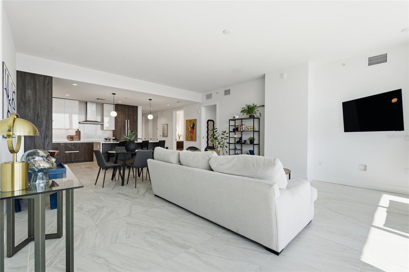 Image 11 of 58 For 777 3rd Avenue N 906