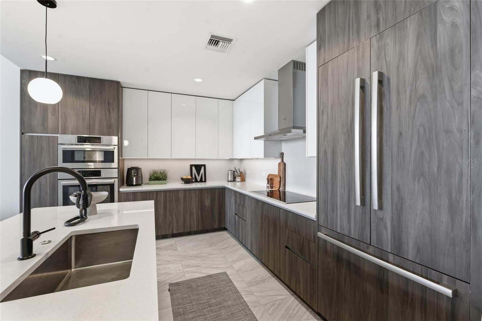 Image 6 of 58 For 777 3rd Avenue N 906