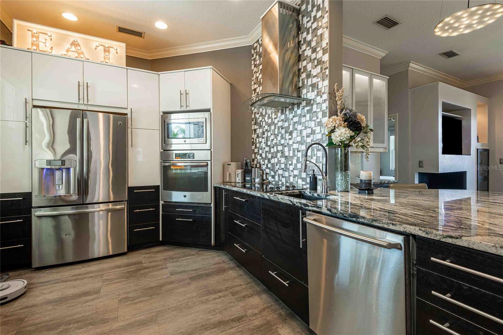 Listing photo id 3 for 6808 Dali Avenue D202