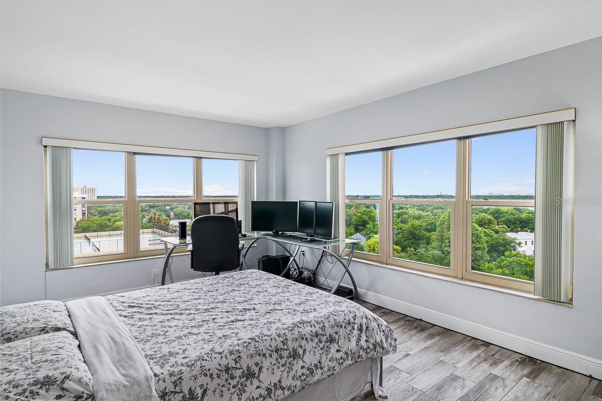 Image 17 of 34 For 2401 Bayshore Boulevard 1003