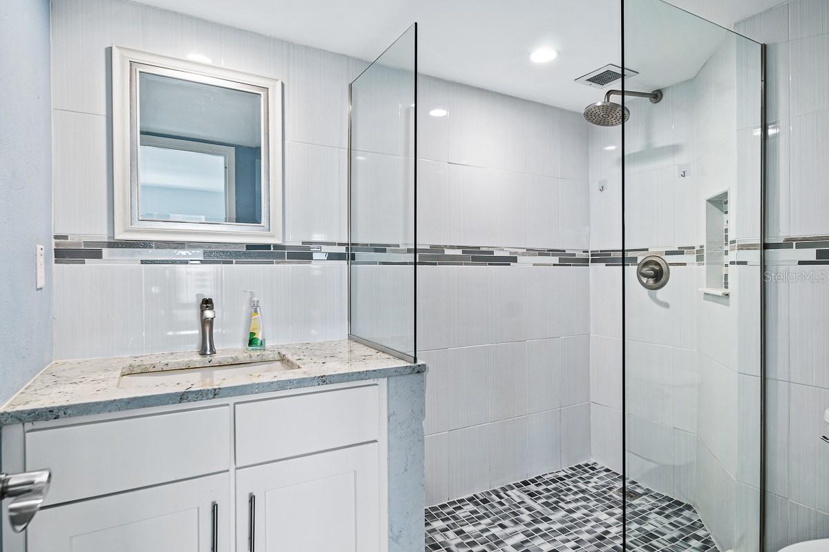 Image 23 of 34 For 2401 Bayshore Boulevard 1003