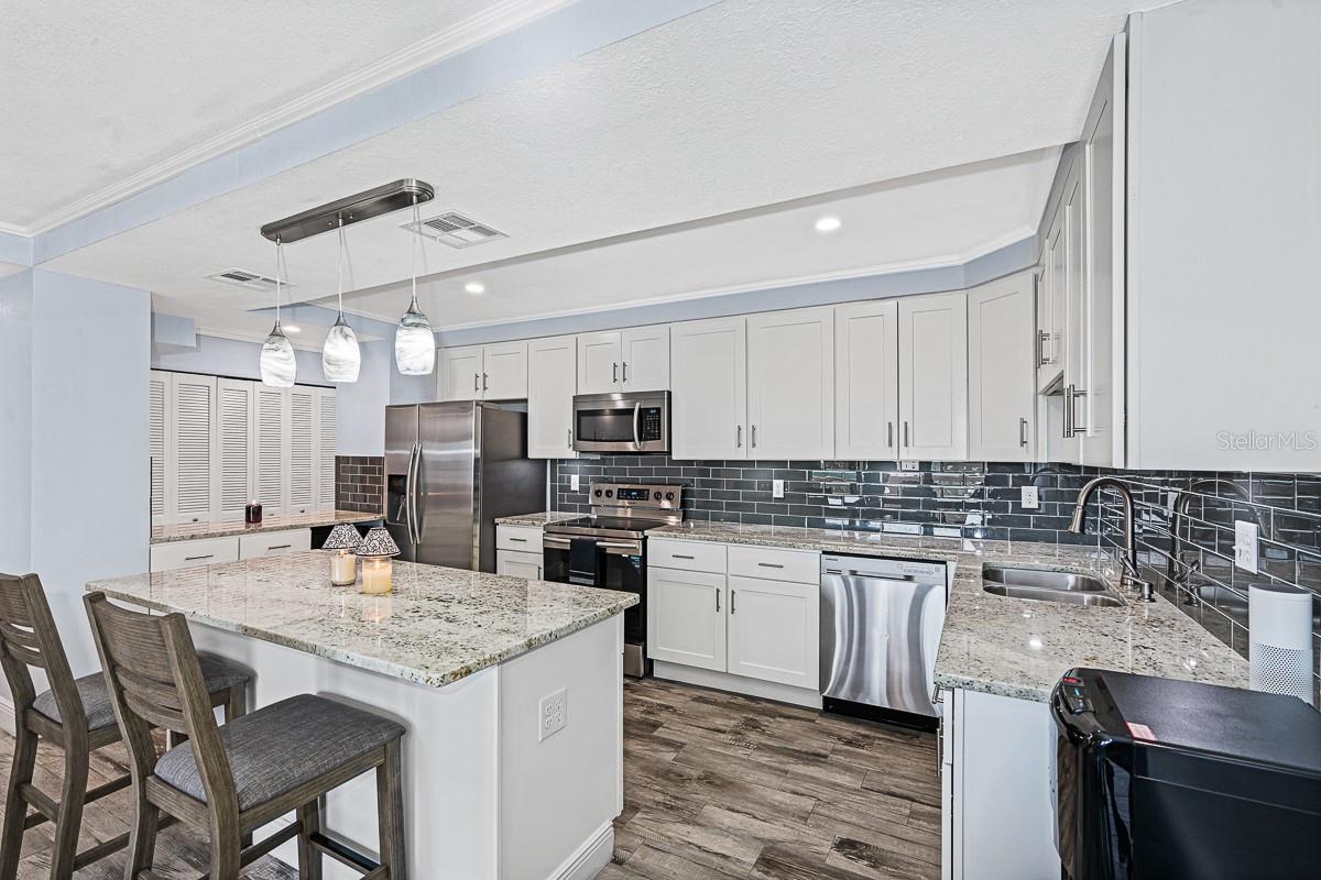 Image 7 of 34 For 2401 Bayshore Boulevard 1003