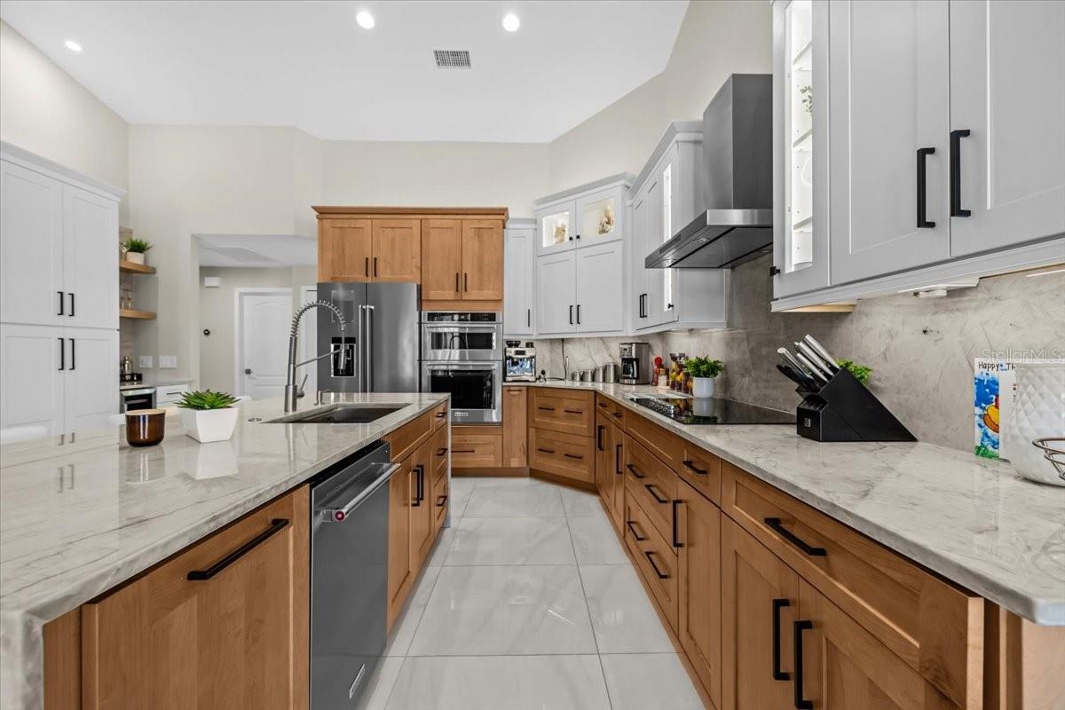 Listing photo id 15 for 16506 Longleat Drive