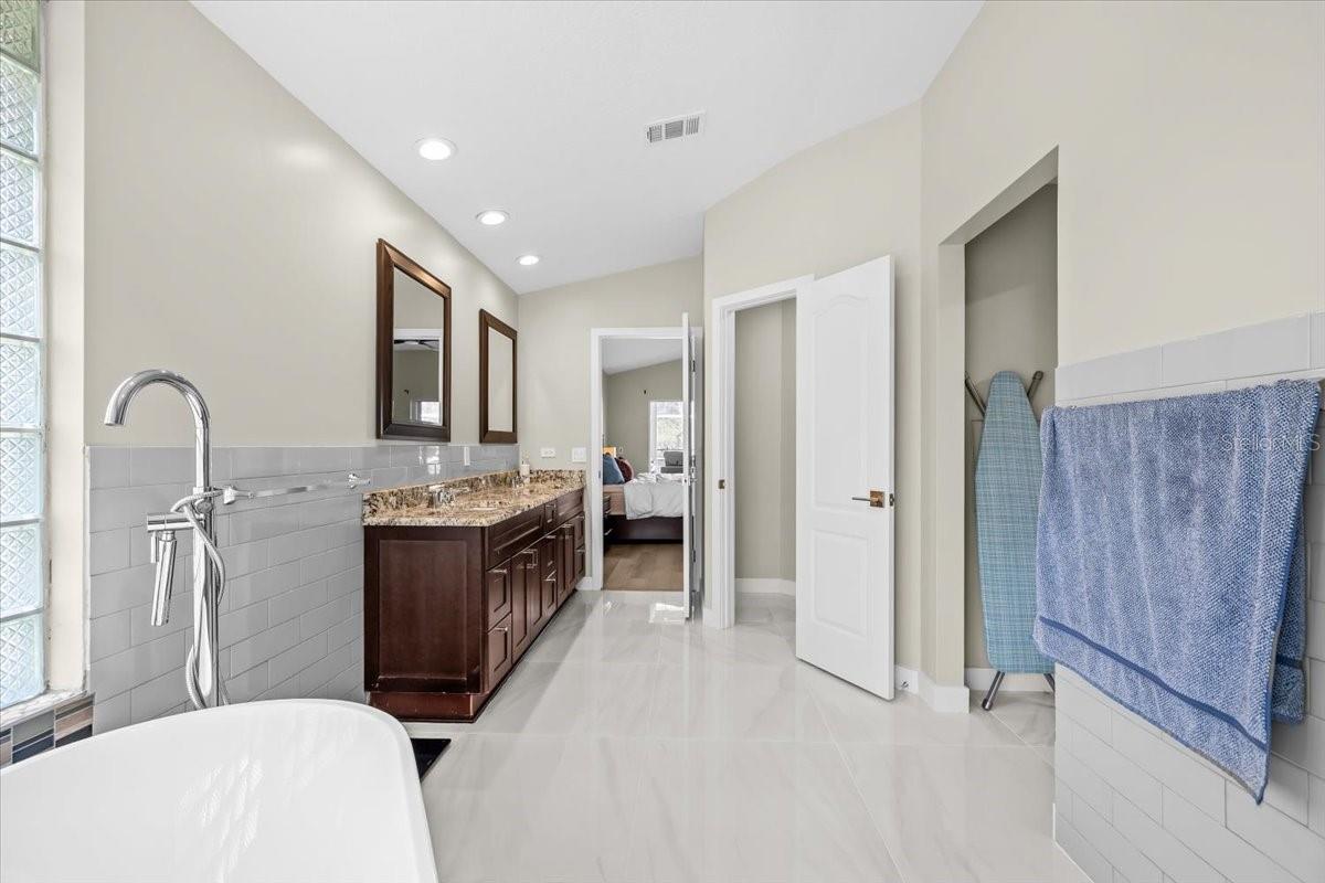 Listing photo id 33 for 16506 Longleat Drive