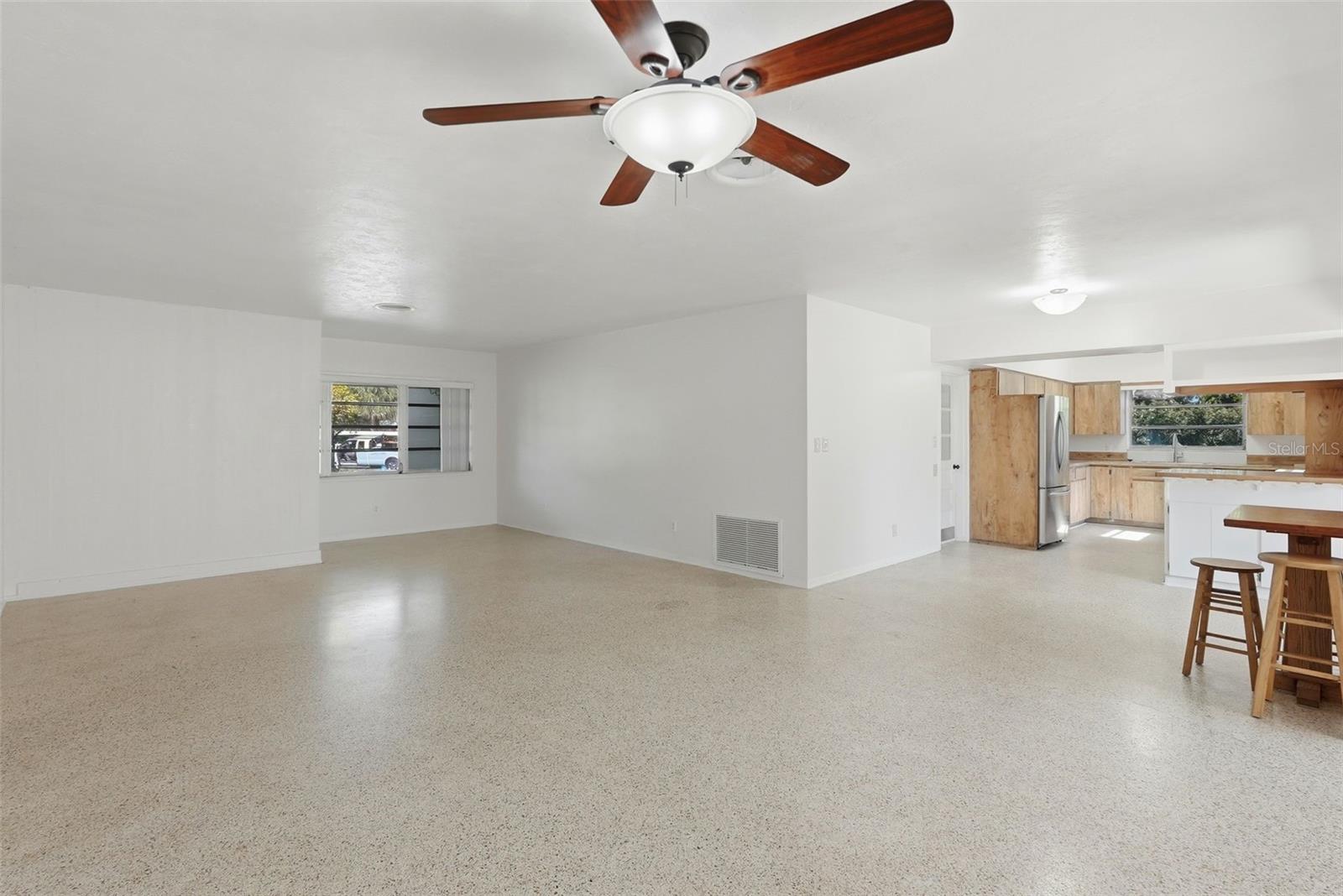 Listing photo id 11 for 3391 Walnut Street Ne