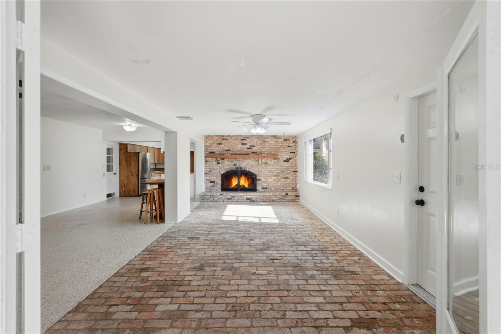 Listing photo id 12 for 3391 Walnut Street Ne