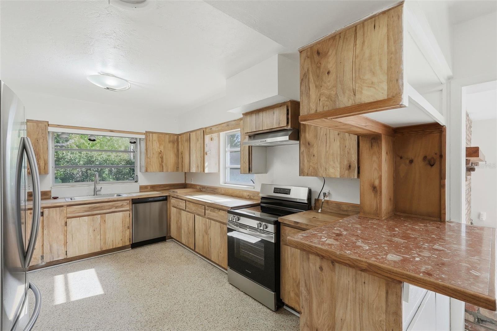 Listing photo id 13 for 3391 Walnut Street Ne