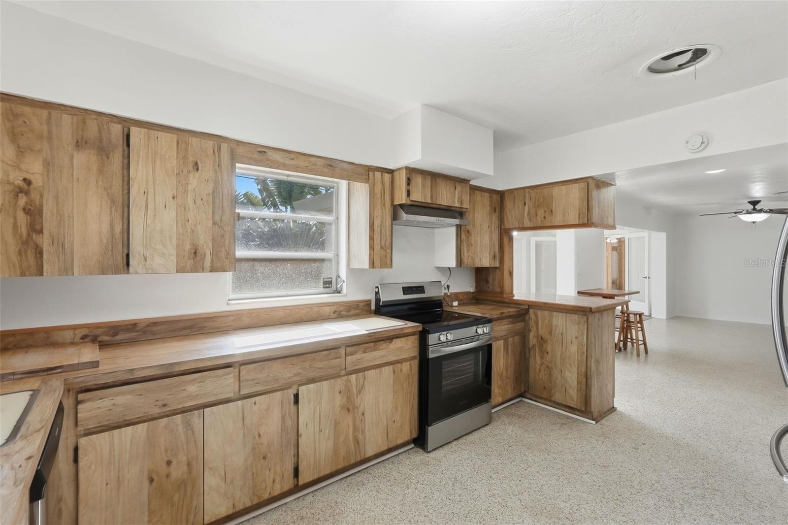 Listing photo id 14 for 3391 Walnut Street Ne