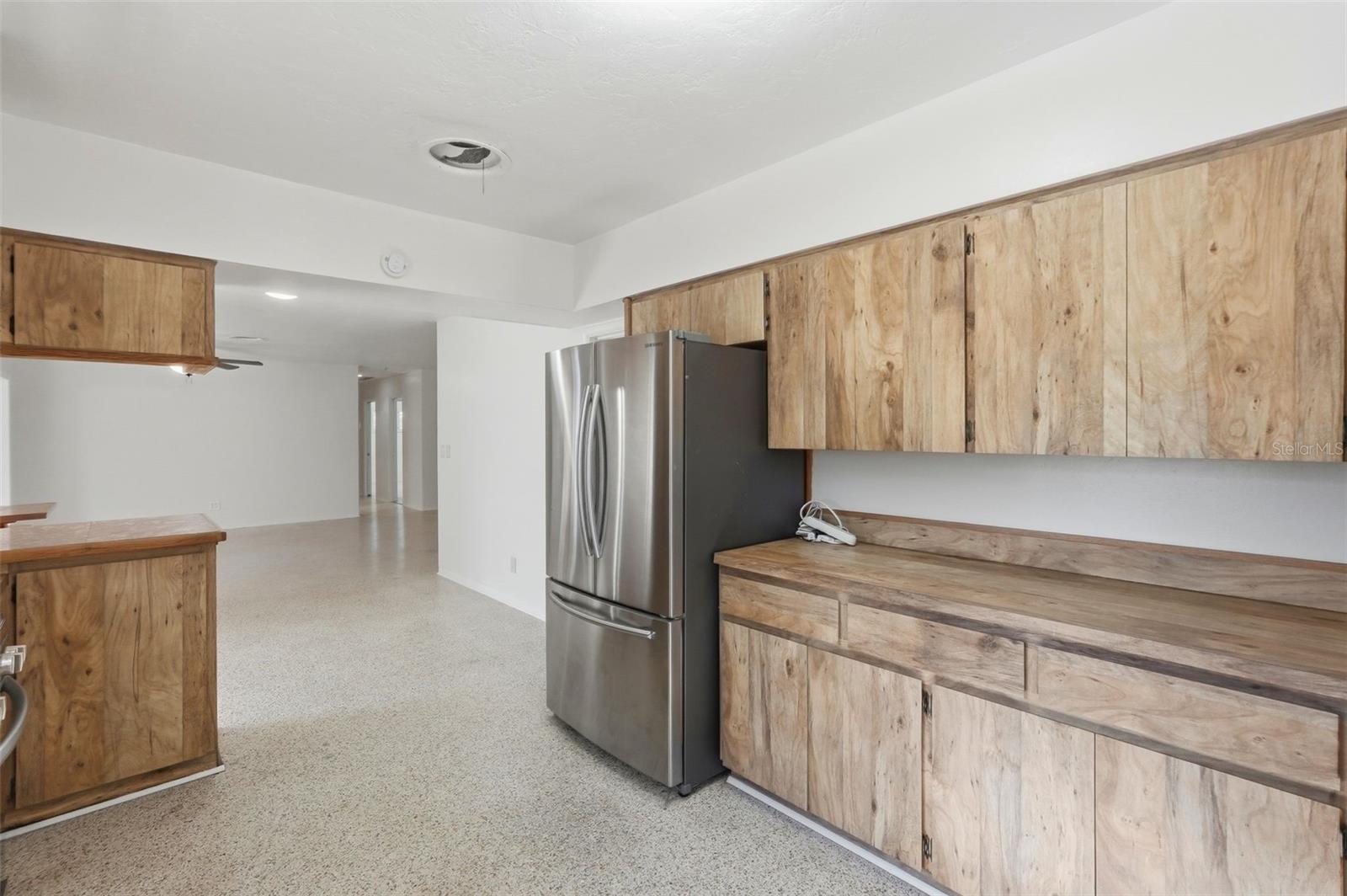 Listing photo id 15 for 3391 Walnut Street Ne